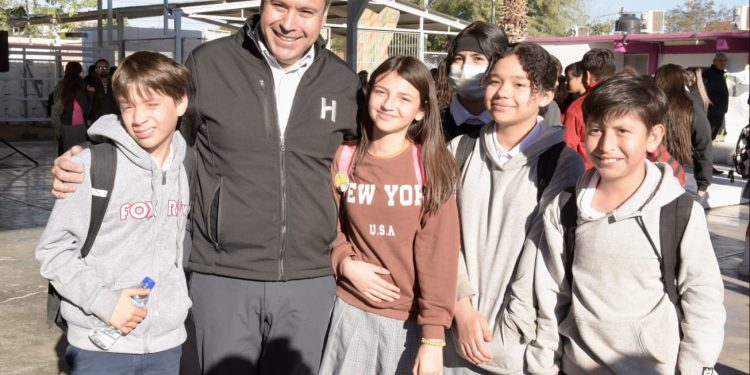 Comparte Toño Astiazarán programas municipales con alumnado de la secundaria 7