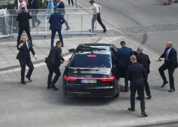 El primer ministro de Eslovaquia, Robert Fico, fuera de peligro tras recibir varios disparos “en un intento de asesinato”.