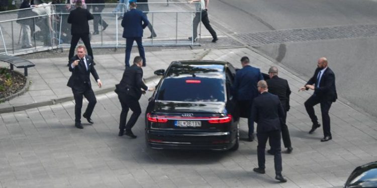 El primer ministro de Eslovaquia, Robert Fico, fuera de peligro tras recibir varios disparos “en un intento de asesinato”.