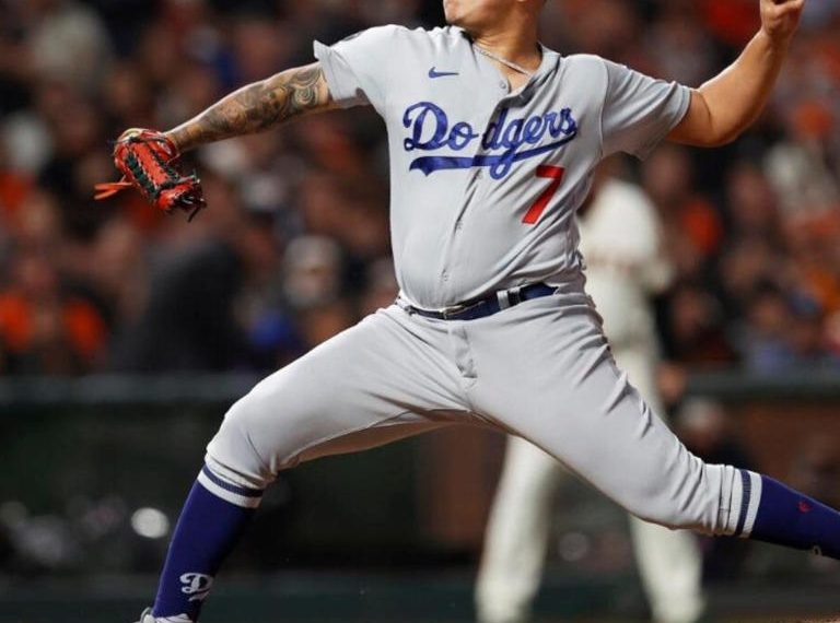 Julio Urías aparece en la lista de mejores pitchers de la agencia libre de MLB 