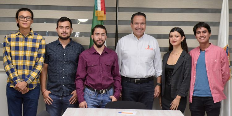 Refrenda Toño Astiazarán apoyo a estudiantes de Física y energías renovables