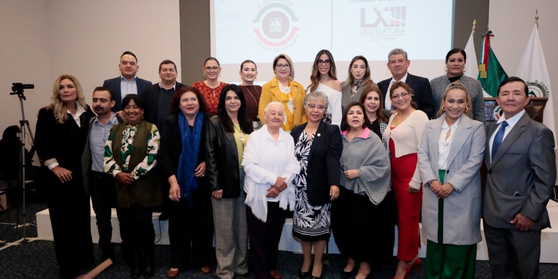 Aprueban exhorto para solicitar a los ayuntamientos reconocer a la primera mujer electa como regidora.