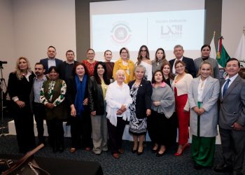 Aprueban exhorto para solicitar a los ayuntamientos reconocer a la primera mujer electa como regidora.