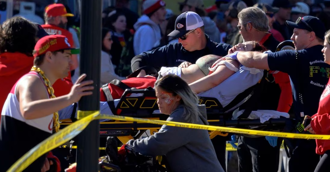 Acusan a dos hombres de asesinato por tiroteo en desfile del Super Bowl