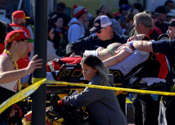 Acusan a dos hombres de asesinato por tiroteo en desfile del Super Bowl