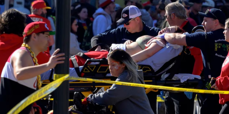 Acusan a dos hombres de asesinato por tiroteo en desfile del Super Bowl