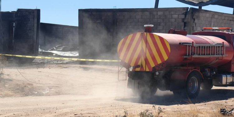 Se incendia taller con presunto depósito de combustibles, al sur de Hermosillo