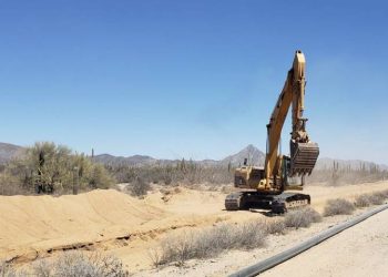 Otra obra en Sonora que destruye la flora; ahora es un acueducto en Punta Chueca.