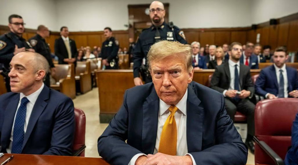 Trump, culpable de los 34 cargos en su contra por falsificar registros comerciales en caso Stormy Daniels.