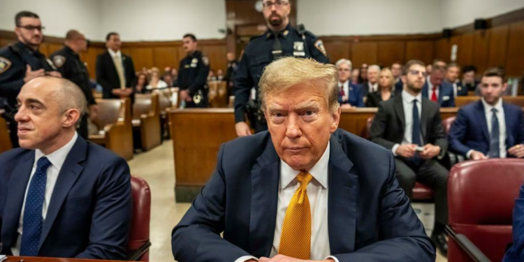 Trump, culpable de los 34 cargos en su contra por falsificar registros comerciales en caso Stormy Daniels.