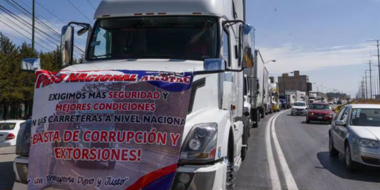 Transportistas acusan ‘venganza’ de la GN: Secuestran camiones y piden rescate de hasta 100 mil pesos.