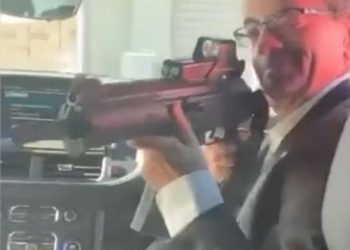 Reino Unido destituye a su embajador en México tras la filtración de un video donde apunta con un rifle a un empleado.