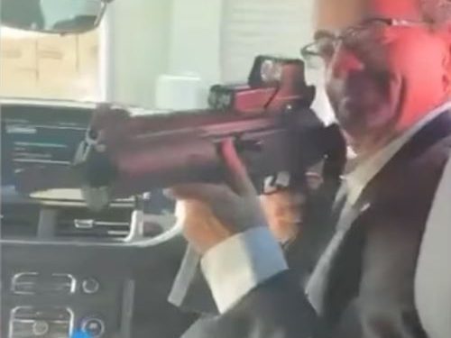 Reino Unido destituye a su embajador en México tras la filtración de un video donde apunta con un rifle a un empleado.