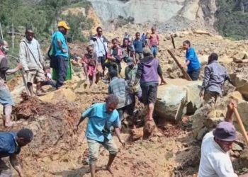 Avalancha de tierra sepulta aldea en papa Nueva Guinea; hay 2 mil muertos.