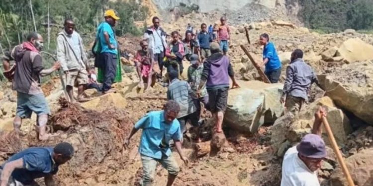 Avalancha de tierra sepulta aldea en papa Nueva Guinea; hay 2 mil muertos.
