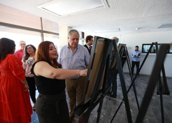 Fortalece SEC Sonora organización y cuidado de documentos educativos históricos.