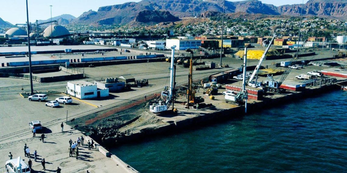 Anuncia Gobernador Durazo plan piloto de Ford para envío de vehículos por el Puerto de Guaymas.