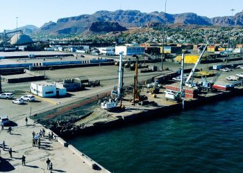 Anuncia Gobernador Durazo plan piloto de Ford para envío de vehículos por el Puerto de Guaymas.