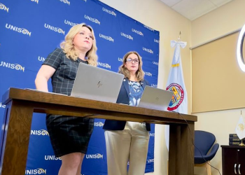 Funcionarias de la Unison entablan comunicación directa con interesados en el proceso de Admisión 2024.