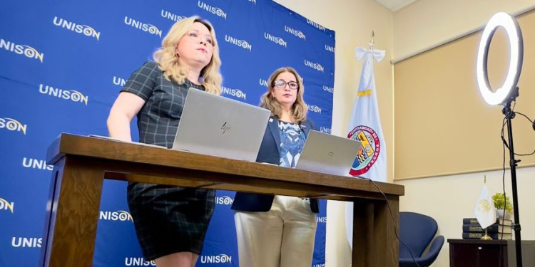 Funcionarias de la Unison entablan comunicación directa con interesados en el proceso de Admisión 2024.