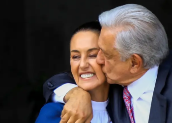 López Obrador recibe a Claudia Sheinbaum en Palacio Nacional.