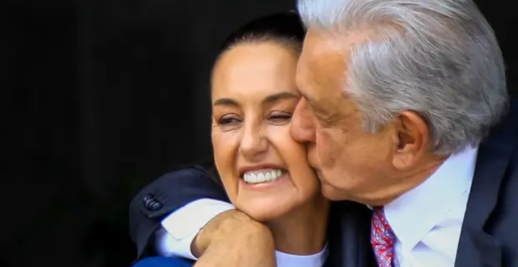 López Obrador recibe a Claudia Sheinbaum en Palacio Nacional.