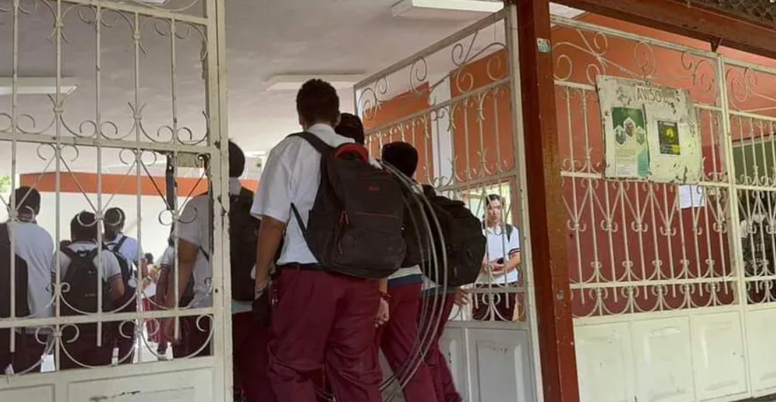 Se intoxican 5 estudiantes tras inhalar un vapeador en una secundaria de Apatzingán, Michoacán.