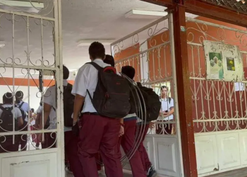 Se intoxican 5 estudiantes tras inhalar un vapeador en una secundaria de Apatzingán, Michoacán.