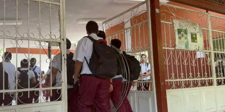 Se intoxican 5 estudiantes tras inhalar un vapeador en una secundaria de Apatzingán, Michoacán.