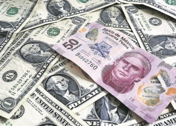 Superpeso extiende pérdida, cierra en 18.74 pesos al mayoreo.