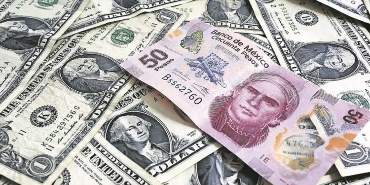 Superpeso extiende pérdida, cierra en 18.74 pesos al mayoreo.