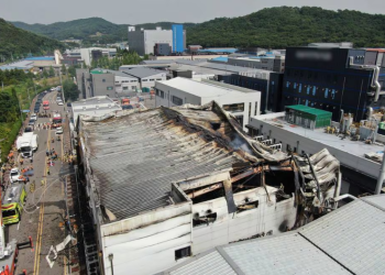 Incendio en fábrica de baterías deja al menos 22 fallecidos en Corea del Sur.