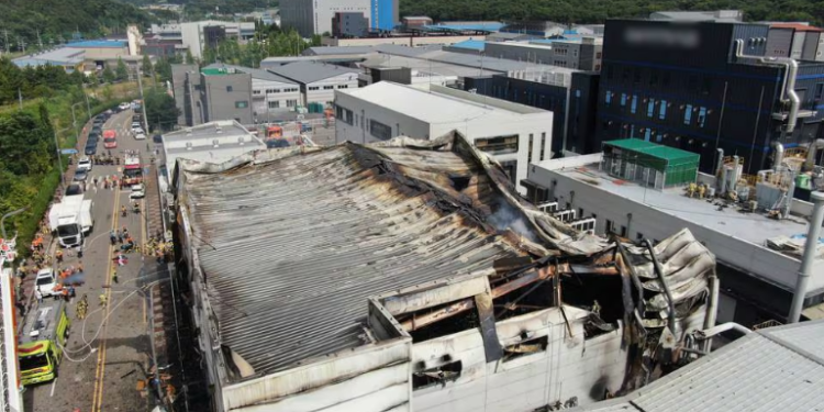 Incendio en fábrica de baterías deja al menos 22 fallecidos en Corea del Sur.