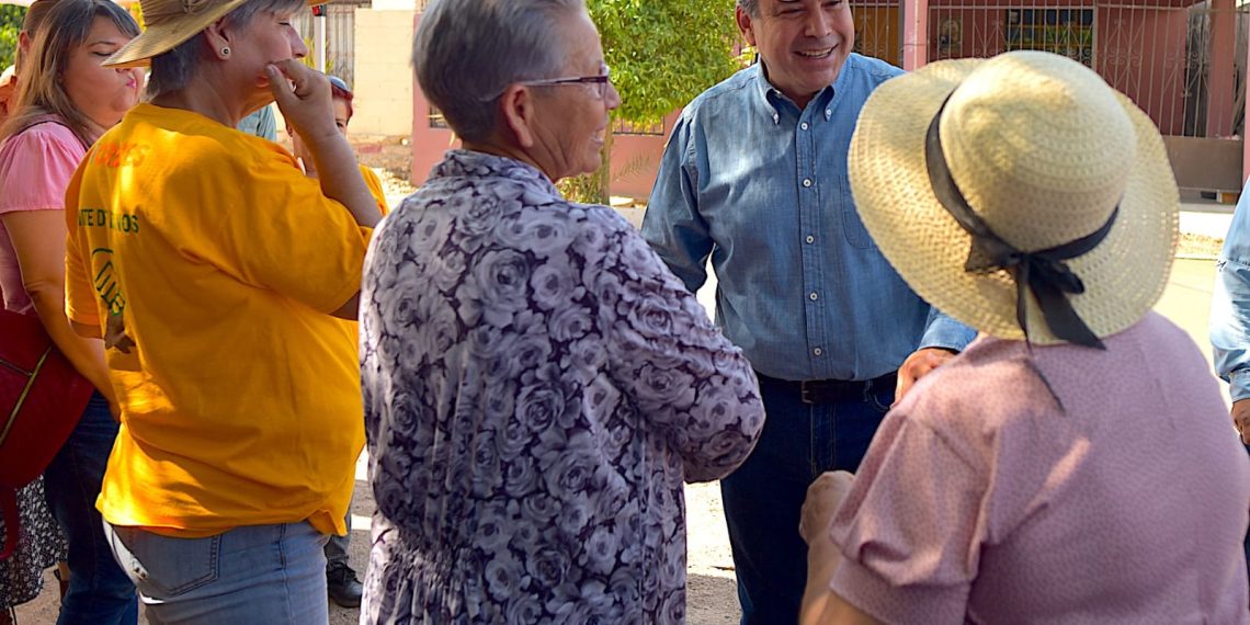 Celebra Toño Astiazarán con vecinos la pavimentación de la avenida Mátape.
