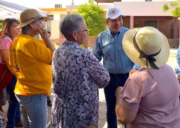 Celebra Toño Astiazarán con vecinos la pavimentación de la avenida Mátape.