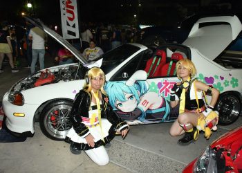 Disfrutan en familia Carshow en la Víactiva.