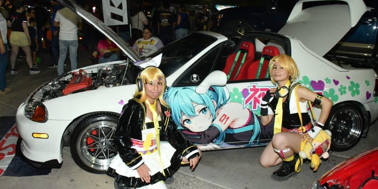 Disfrutan en familia Carshow en la Víactiva.