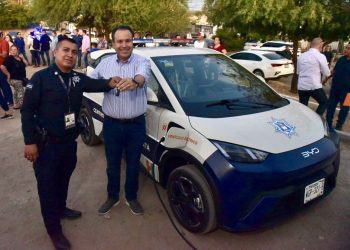 Entrega Toño Astiazarán patrulla eléctrica a vecinos de colonia Altares.