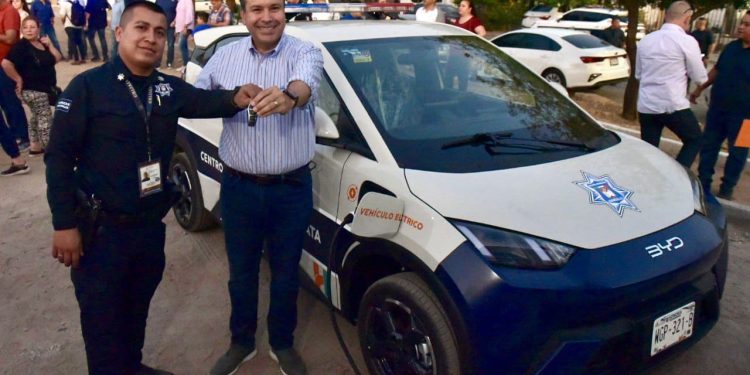 Entrega Toño Astiazarán patrulla eléctrica a vecinos de colonia Altares.