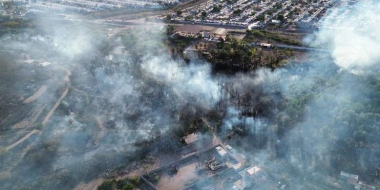 Incendio en Guaymas dejó daños en cinco casas, un taller y destruyó vegetación.