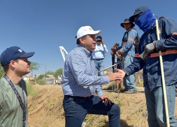 Supervisa Toño Astiazarán limpia de canales y arroyos.