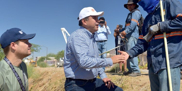 Supervisa Toño Astiazarán limpia de canales y arroyos.