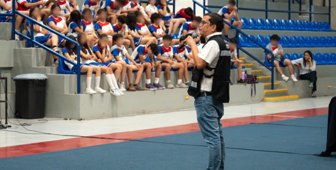 Acerca Seguridad Pública programas de prevención de delitos a alumnos del Colegio Regis Hermosillo.