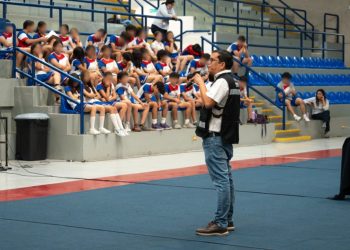 Acerca Seguridad Pública programas de prevención de delitos a alumnos del Colegio Regis Hermosillo.