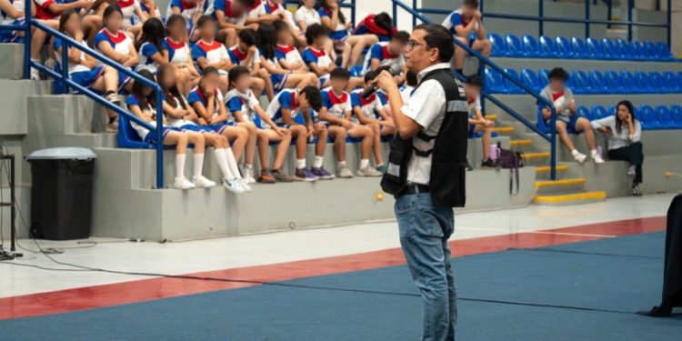 Acerca Seguridad Pública programas de prevención de delitos a alumnos del Colegio Regis Hermosillo.