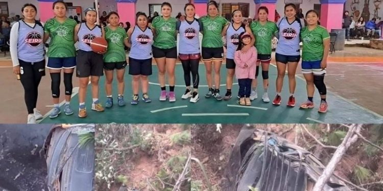 Mueren 3 jugadoras de equipo de basquetbol en accidente automovilístico en la Mixteca de Oaxaca.
