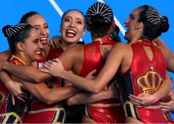 CONADE niega adeudo de becas a equipo de natación artística.