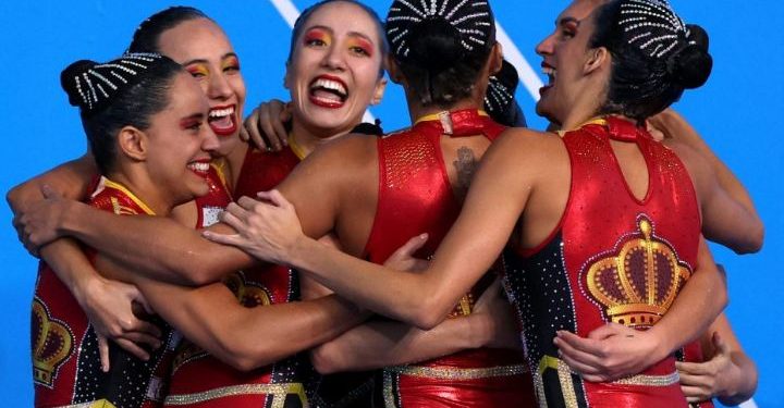 CONADE niega adeudo de becas a equipo de natación artística.