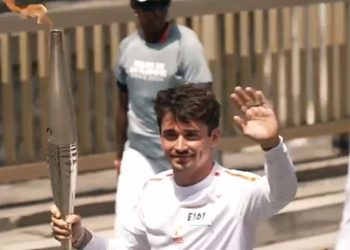 Charles Leclerc recorrió las calles de Mónaco con la antorcha olímpica.