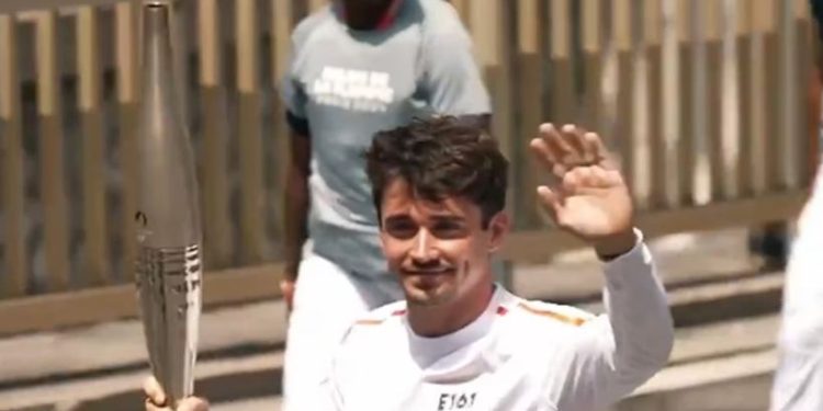 Charles Leclerc recorrió las calles de Mónaco con la antorcha olímpica.